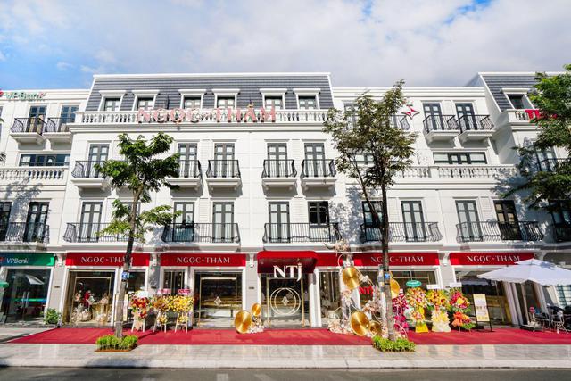 Cặp đ&ocirc;i Duy&ecirc;n Kiếp Bạch C&ocirc;ng Khanh v&agrave; Trương Mỹ Nh&acirc;n g&oacute;p mặt tại sự kiện khai trương cửa h&agrave;ng NTJ Flagship - Ảnh 8.