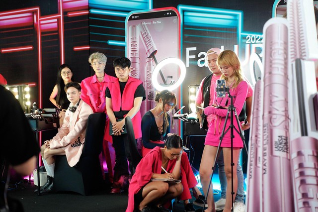 Top 24 FashUp 2022 by TikTok &ldquo;ch&agrave;o s&acirc;n&rdquo; đầy kịch t&iacute;nh với thử th&aacute;ch từ Maybelline - Ảnh 1.
