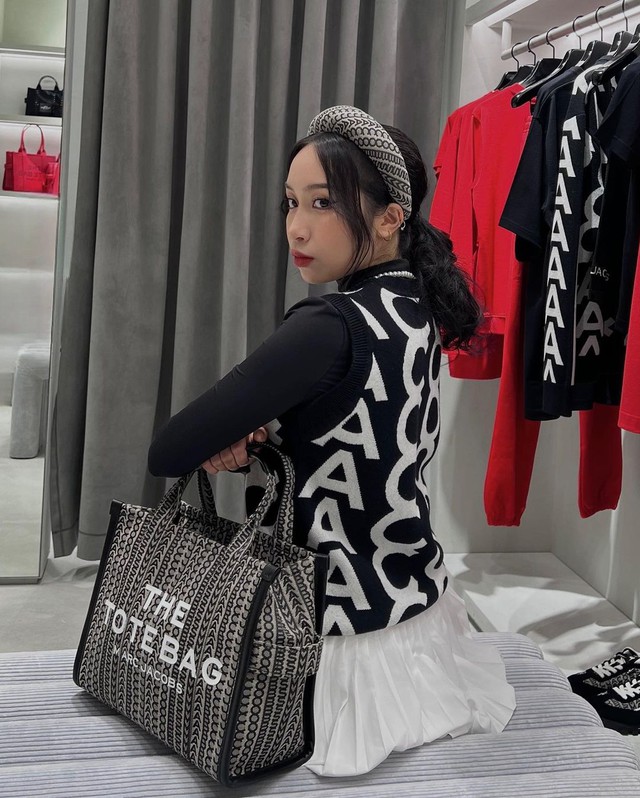 Lương Th&ugrave;y Linh, Salim, Dương T&uacute; Anh&hellip; biến h&oacute;a nhiều phong c&aacute;ch với c&aacute;c thiết kế nổi bật của Marc Jacobs - Ảnh 1.
