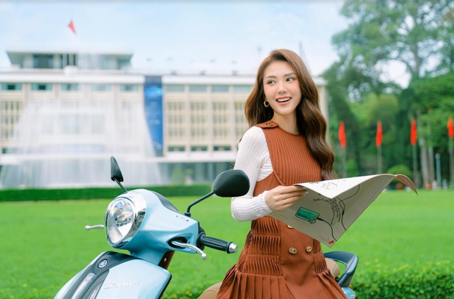 D&agrave;n hậu Miss World &ldquo;mười ph&acirc;n vẹn mười&rdquo; b&ecirc;n Yamaha Janus - Ảnh 1.