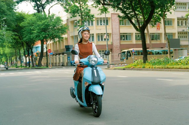 D&agrave;n hậu Miss World &ldquo;mười ph&acirc;n vẹn mười&rdquo; b&ecirc;n Yamaha Janus - Ảnh 2.