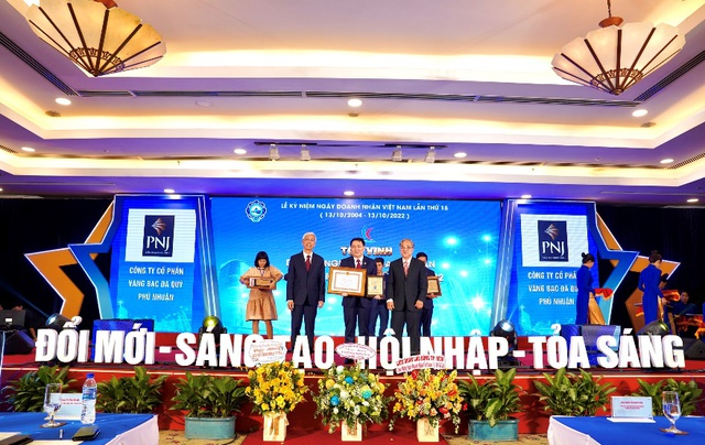 CEO PNJ Lê Trí Thông được vinh danh doanh nhân TP.HCM tiêu biểu 2022 - Ảnh 1.