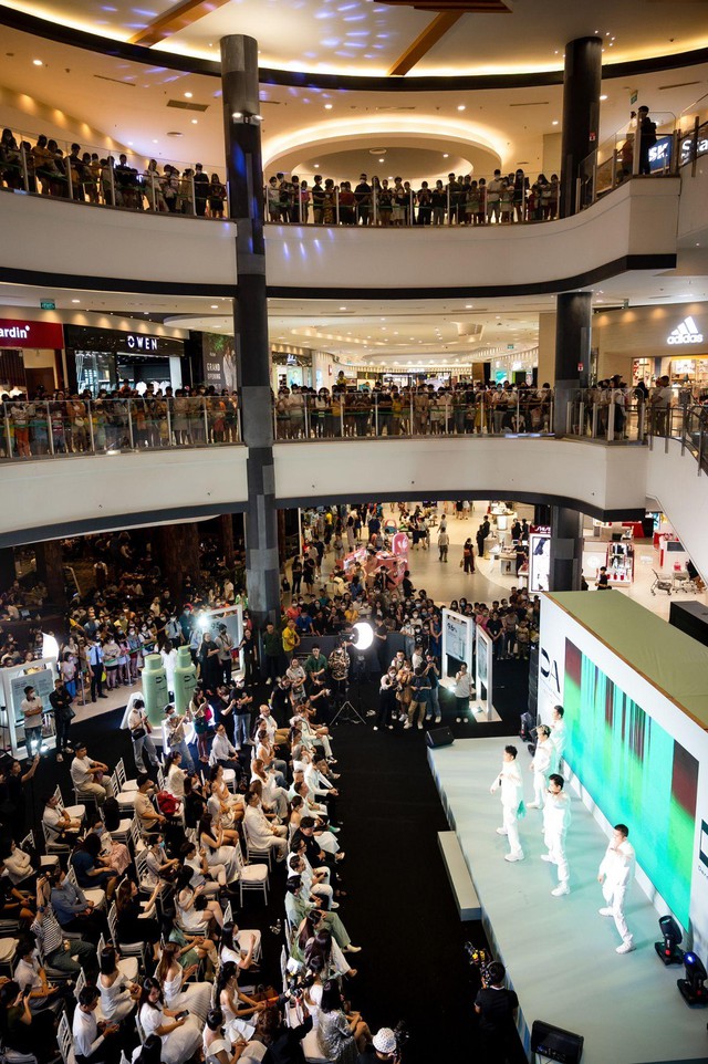Hàng trăm người tập trung chào đón sự kiện đột phá từ thương hiệu DA by M.O.I của Hà Hồ - Ảnh 2.