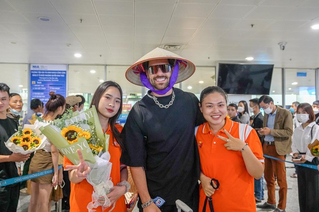 TOP 4 DJ Thế giới ALOK đến Việt Nam, hào hứng nhận ngay nón lá người hâm mộ tặng - Ảnh 2.
