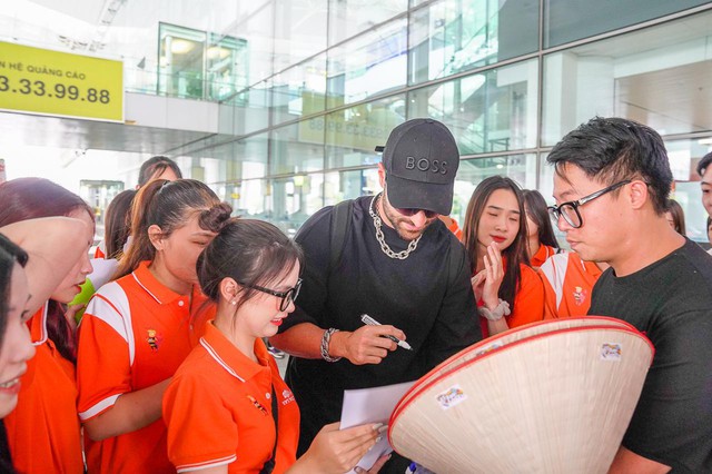 TOP 4 DJ Thế giới ALOK đến Việt Nam, hào hứng nhận ngay nón lá người hâm mộ tặng - Ảnh 3.