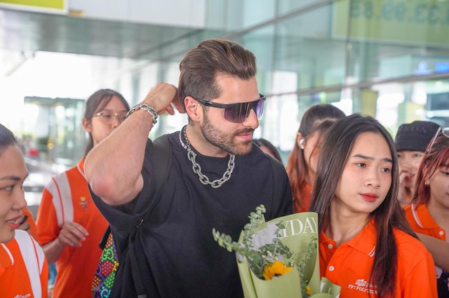 TOP 4 DJ Thế giới ALOK đến Việt Nam, hào hứng nhận ngay nón lá người hâm mộ tặng - Ảnh 4.