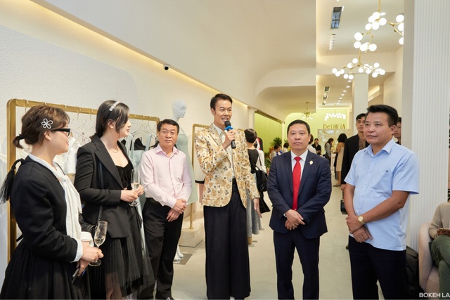 DeTHEIA - thương hiệu thời trang thiết kế cao cấp của Tổng C&ocirc;ng Ty MAY 10 khai trương ngay tr&ecirc;n phố B&agrave; Triệu - Ảnh 4.