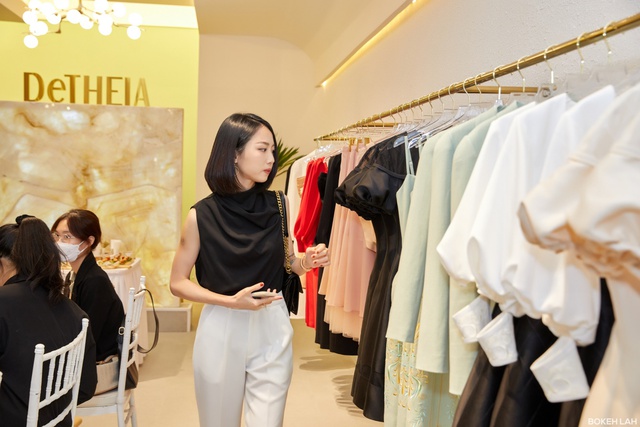 DeTHEIA - thương hiệu thời trang thiết kế cao cấp của Tổng C&ocirc;ng Ty MAY 10 khai trương ngay tr&ecirc;n phố B&agrave; Triệu - Ảnh 7.