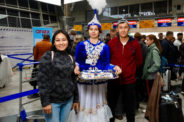 Nha Trang tưng bừng chào đón đoàn khách đầu tiên bay thẳng từ Kazakhstan - Ảnh 6.