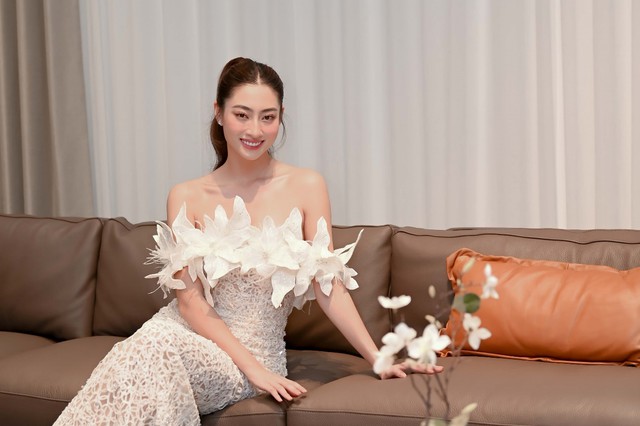 Hoa hậu Lương Th&ugrave;y Linh khoe thần th&aacute;i sang trọng trong sự kiện khai trương thương hiệu Kenli Elite - Ảnh 5.