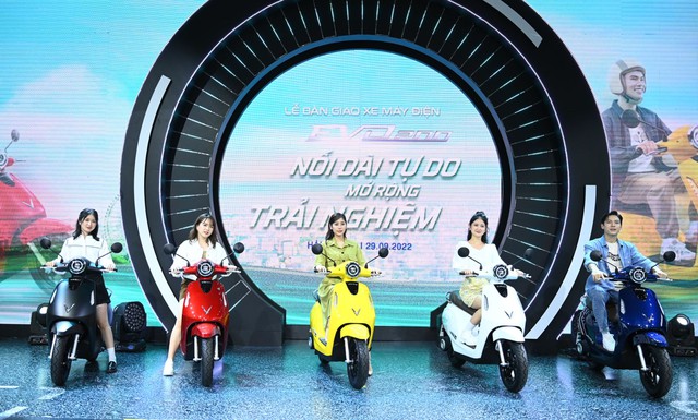Giới trẻ Việt háo hức chờ nhận “xe máy điện quốc dân” VinFast Evo200 - Ảnh 3.