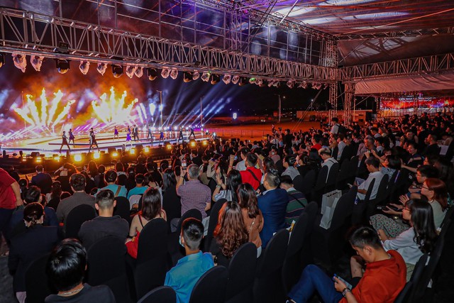 Người dân TP HCM hứng khởi trải nghiệm lễ hội nhạc nước quy mô lớn - Ảnh 4.