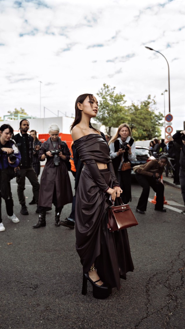 Châu Bùi sang trọng, Quỳnh Anh Shyn nổi bật với tóc màu cam tại show Hermès Xuân Hè 2023 - Ảnh 1.