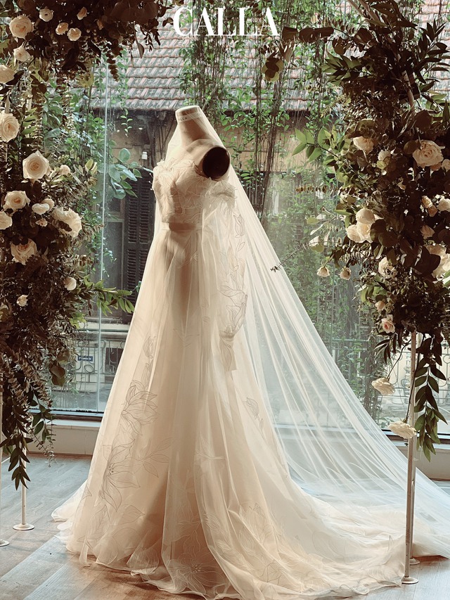Hoa hậu Đỗ Mỹ Linh trở thành biểu tượng cô dâu thời đại mới với những tuyệt tác váy cưới từ NTK Phương Linh - Ảnh 5.