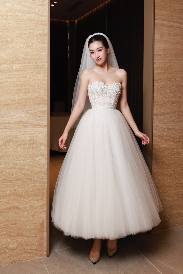 Hoa hậu Đỗ Mỹ Linh trở thành biểu tượng cô dâu thời đại mới với những tuyệt tác váy cưới từ NTK Phương Linh - Ảnh 9.