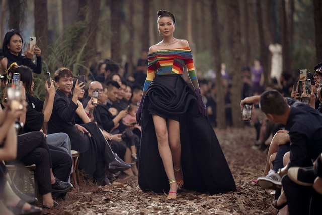 D&agrave;n mẫu đ&igrave;nh đ&aacute;m tr&igrave;nh diễn cực đỉnh tại See in the Forest fashion show - Ảnh 1.