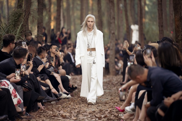 D&agrave;n mẫu đ&igrave;nh đ&aacute;m tr&igrave;nh diễn cực đỉnh tại See in the Forest fashion show - Ảnh 3.