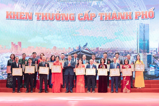 Tổng Giám đốc Đàm Quang Hùng nhận bằng khen của Chủ tịch UBND TP Hà Nội - Ảnh 1.
