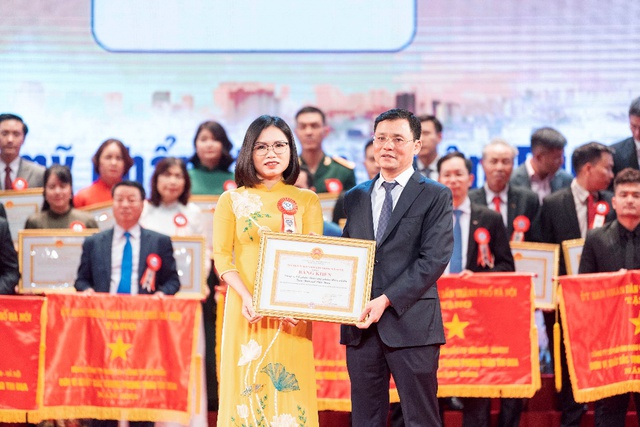 Tổng Giám đốc Đàm Quang Hùng nhận bằng khen của Chủ tịch UBND TP Hà Nội - Ảnh 2.