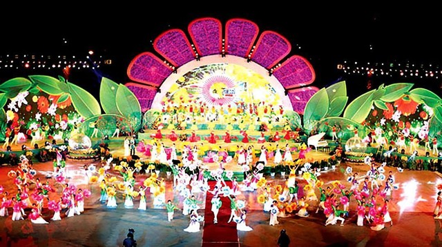 Trải nghiệm vang non tươi tại hầm vang Đà Lạt và Festival Hoa Đà Lạt 2022 - Ảnh 1.