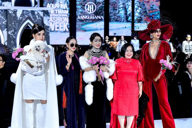 NTK Thanh Hương Bùi thưởng thức show thời trang cùng Madam Trang Lê - Ảnh 4.
