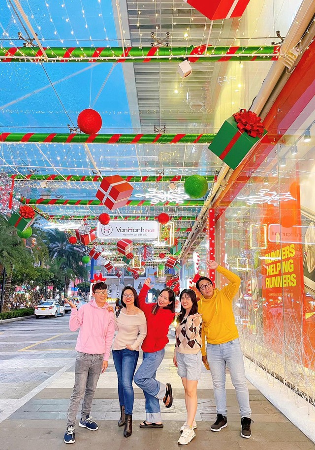 Rộn ràng đón Giáng sinh tại Vạn Hạnh Mall - Ảnh 2.