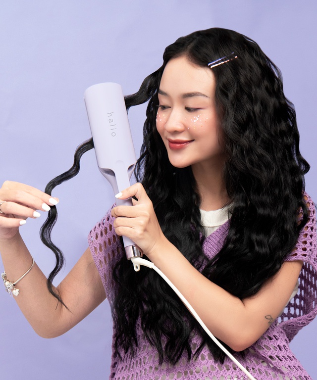 Không còn lo lắng cho một lối tóc đẹp với máy uốn tóc thế hệ mới. Máy được thiết kế tiên tiến giúp bạn tạo kiểu tóc dễ dàng và nhanh chóng. Đừng bỏ qua hình ảnh để khám phá máy uốn tóc tuyệt vời này.