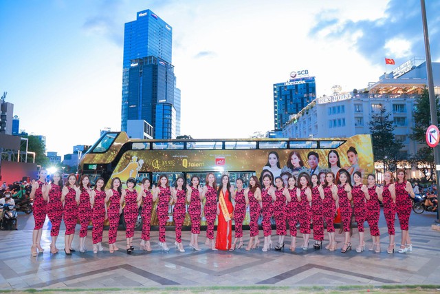 Dàn thí sinh Hoa hậu Quý bà Việt Nam 2022 xuất hiện “lộng lẫy” trên đường phố - Ảnh 1.