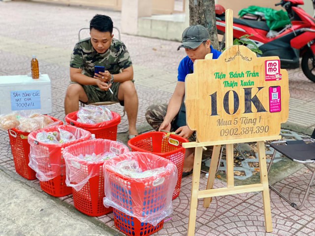 Trả tiền mặt hay thanh toán bằng quét mã, nhìn loạt ảnh dưới đây bạn sẽ biết - Ảnh 3.