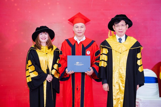 Ấn tượng lễ tốt nghiệp của Trường kinh doanh Top 2 Việt Nam - Ảnh 1.