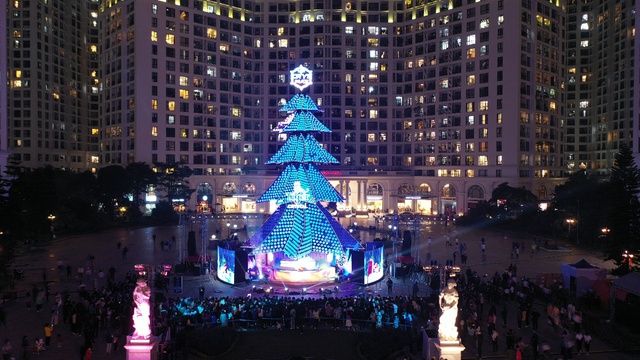 Thông pha lê Tiger Crysmas bừng sáng, hành trình góp đam mê tạo Giáng sinh diệu kỳ chính thức bắt đầu - Ảnh 2.