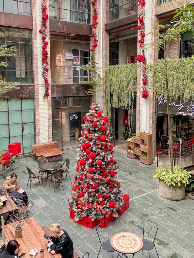 Bật công tắc sống ảo: Gợi ý những cây thông Noel hot nhất 2022 tại Hà Nội - Ảnh 1.