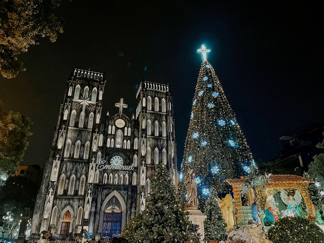 Bật công tắc sống ảo: Gợi ý những cây thông Noel hot nhất 2022 tại Hà Nội - Ảnh 3.