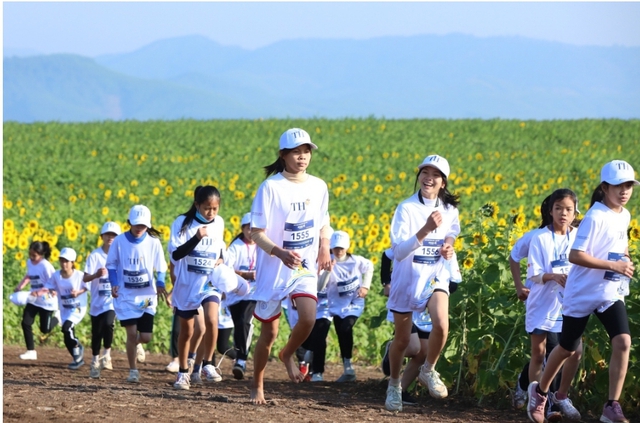 Gần 4000 học sinh - sinh viên chinh phục đường chạy hoa hướng dương tại S-Race Nghệ An - Ảnh 1.