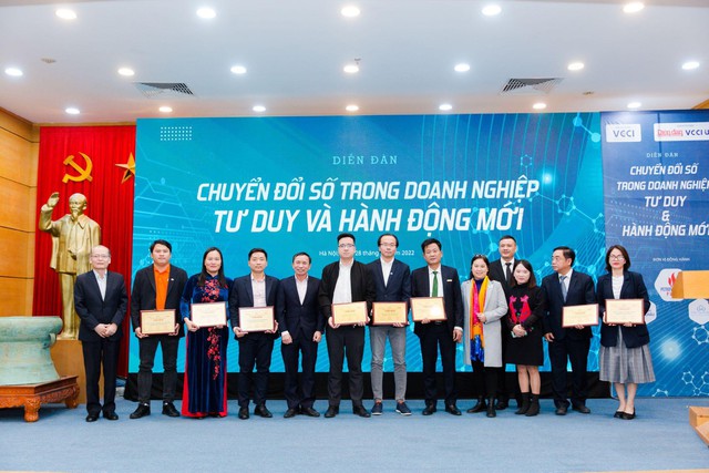 FPT Long Châu được vinh danh Doanh Nghiệp Chuyển Đổi Số tiêu biểu năm 2022 - Ảnh 1.
