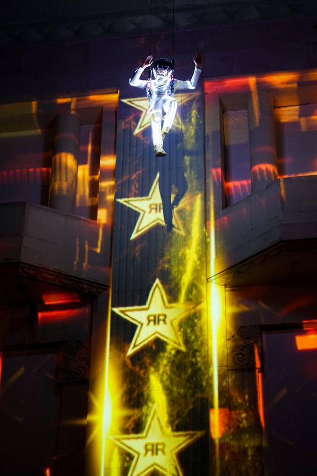 Mãn nhãn với màn biểu diễn treo mình trên không tại Party Âm Thanh Ánh Sáng 3D của Rockstar - Ảnh 2.