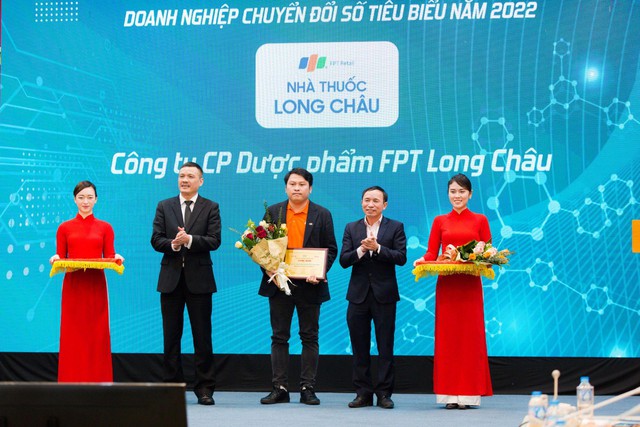 FPT Long Châu được vinh danh là doanh nghiệp chuyển đổi số tiêu biểu 2022 - Ảnh 1.