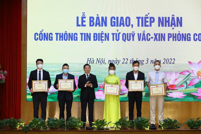 Sovico bàn giao cổng thanh toán trực tuyến và thông tin điện tử Quỹ Vắc-xin phòng Covid-19 - Ảnh 1.