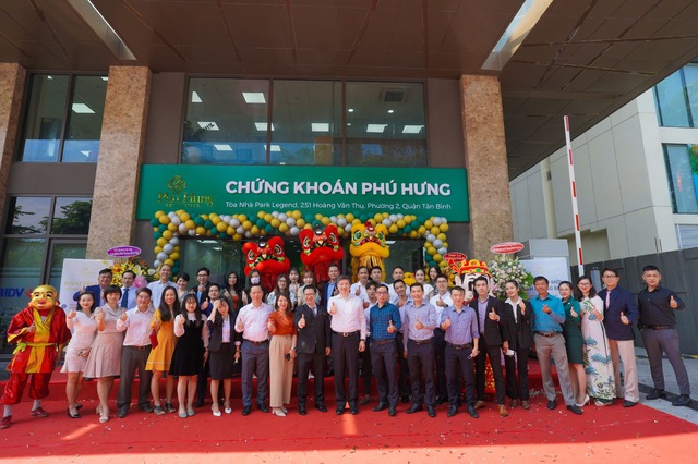 CTCP Chứng khoán Phú Hưng (PHS) khai trương chi nhánh Tân Bình - Ảnh 2.
