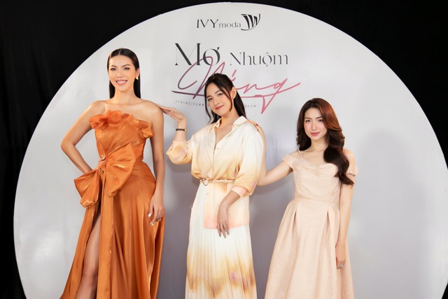 HH Tiểu Vy làm vedette trong fashion show của thương hiệu thời trang Việt, xuất hiện hàng loạt trên 218 đầu báo Mỹ và Hàn - Ảnh 5.