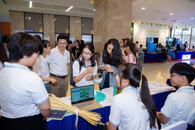 Gần 5000 cơ hội việc làm tại UEH Career Fair 2022 - Ảnh 1.