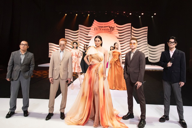 HH Tiểu Vy làm vedette trong fashion show của thương hiệu thời trang Việt, xuất hiện hàng loạt trên 218 đầu báo Mỹ và Hàn - Ảnh 3.