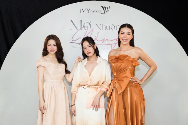 HH Tiểu Vy làm vedette trong fashion show của thương hiệu thời trang Việt, xuất hiện hàng loạt trên 218 đầu báo Mỹ và Hàn - Ảnh 4.