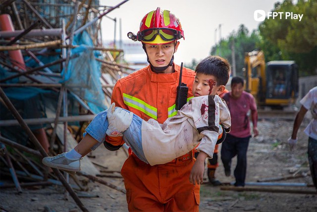 Trót chê cơ bắp pha ke, anti-fan vội quay xe vì hình tượng chất lừ của Nhậm Gia Luân trong Lam Diễm Đột Kích - Ảnh 2.