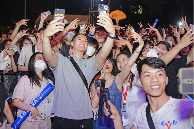 D&agrave;n hot face triệu view bất ngờ đổ bộ Janus Campus Tour - Ảnh 9.
