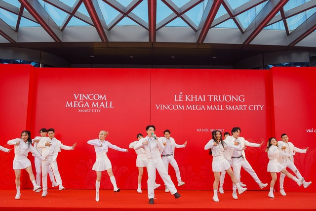 Khai trương TTTM “Thế hệ mới” Vincom Mega Mall Smart City - Ảnh 2.