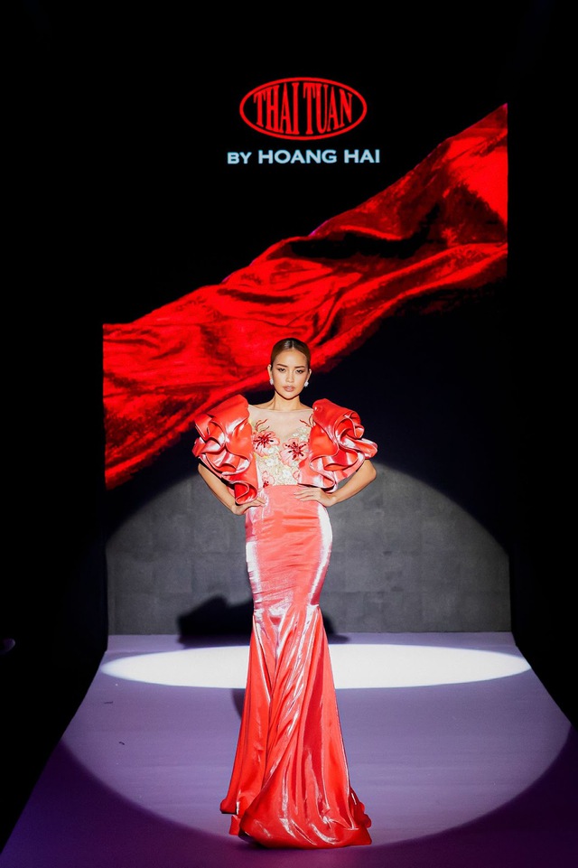 Lộng lẫy với “Giai Nhân” của Thái Tuấn trong đêm Vinawomen Fashion Show - Ảnh 2.