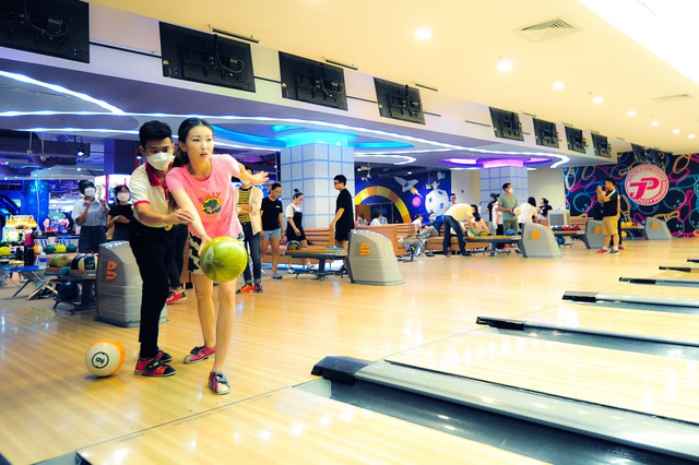 NÓNG! Bắt gặp Miss Grand Hong Kong Sen Yang ở một TTTM: Chơi bowling lầy lội hết nấc, thả dáng cực “tấu hài” với dàn khủng long xịn xò - Ảnh 1.