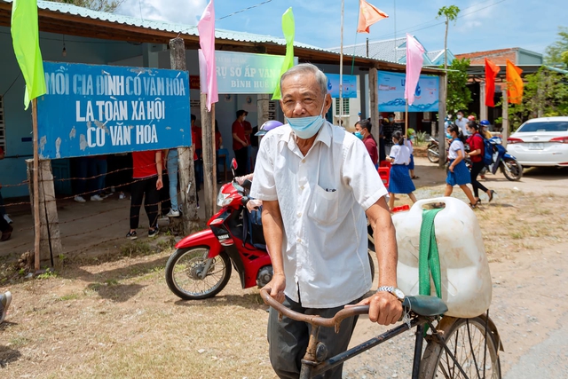 Keppel Land presents a system of saline water purifiers to people in Ben Tre province - Photo 1.