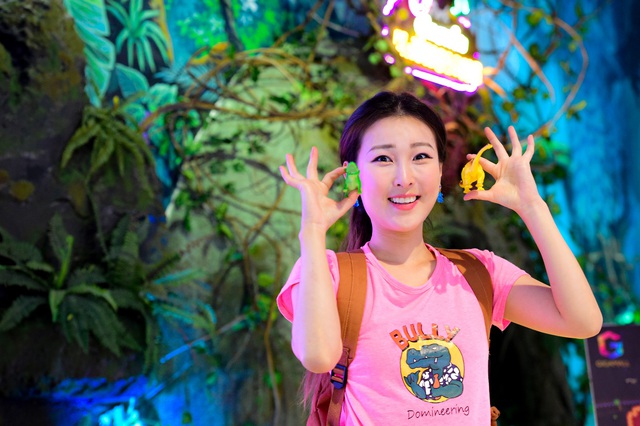 NÓNG! Bắt gặp Miss Grand Hong Kong Sen Yang ở một TTTM: Chơi bowling lầy lội hết nấc, thả dáng cực “tấu hài” với dàn khủng long xịn xò - Ảnh 5.